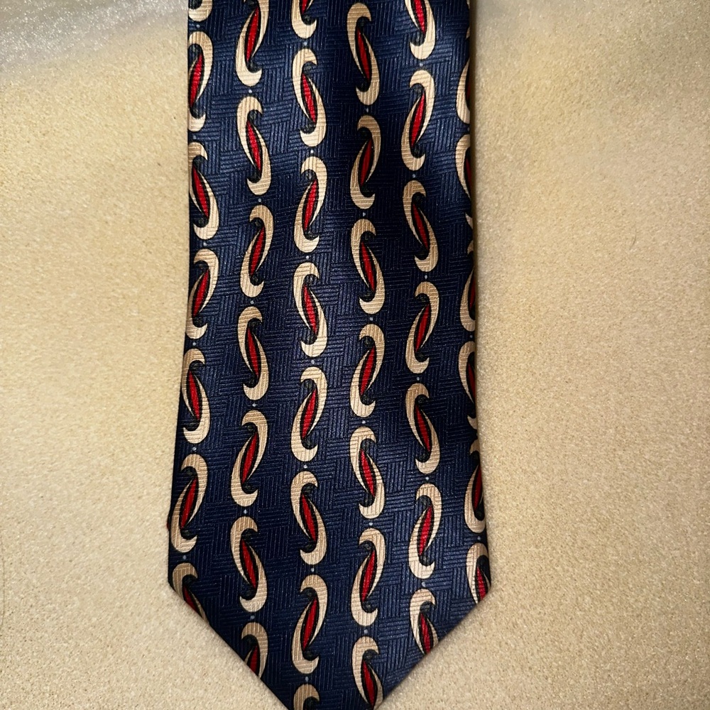 Elegant Blue and Red Patterned Tie